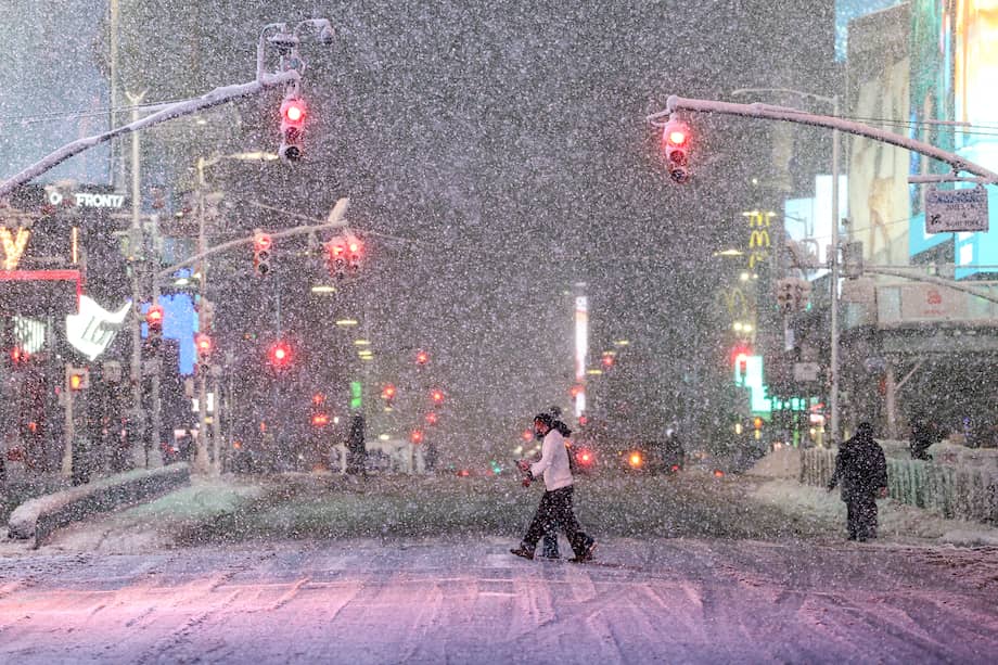 Personas caminan por Times Square, en Manhattan, durante una nevada en Nueva York, el 22 de febrero de 2026.
