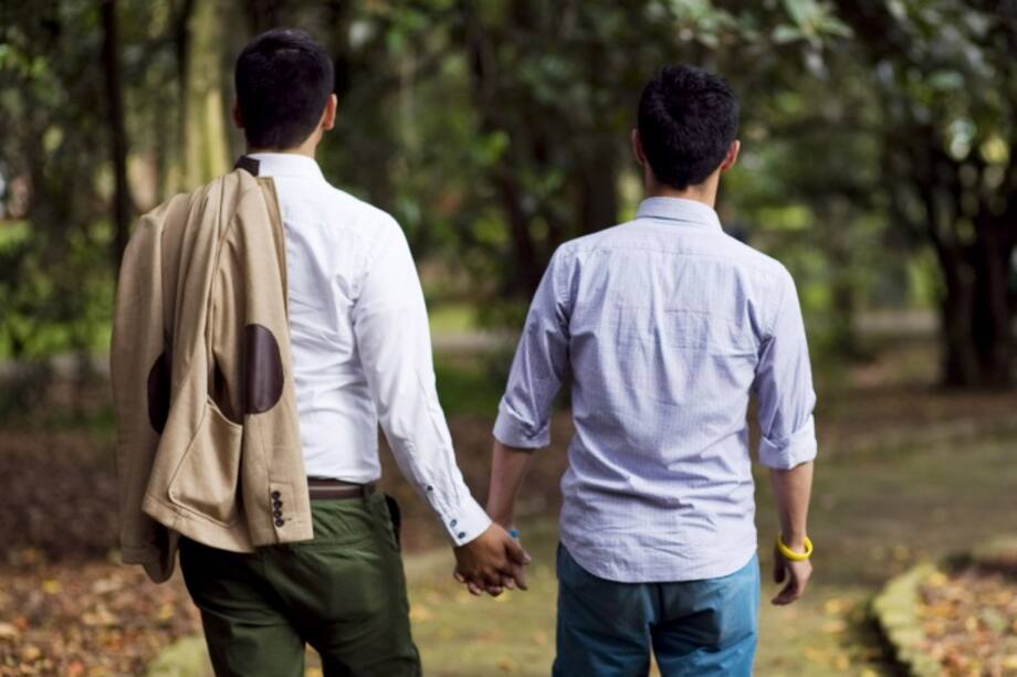 Hombres tomados de la mano