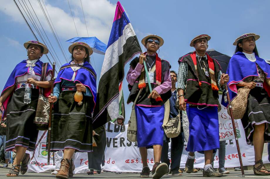 Indígenas del Cauca protestando en mayo de este año por el asesinato de sus líderes. / Foto: AFP