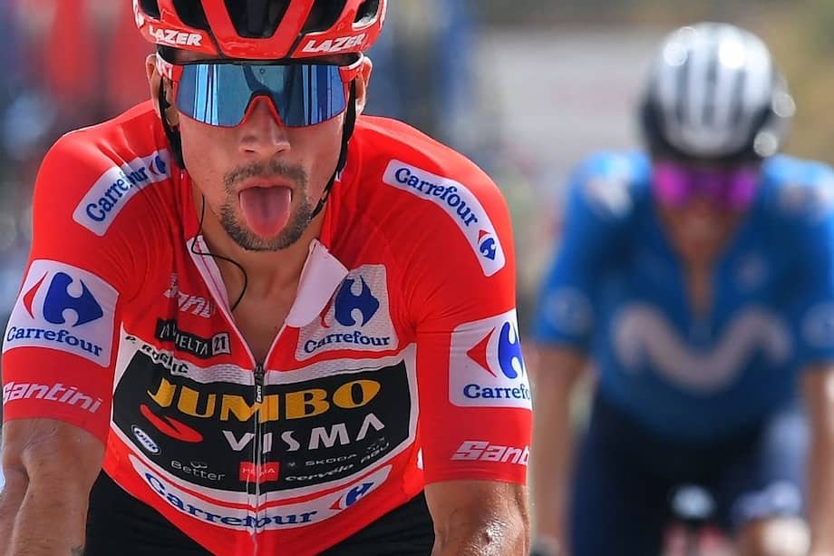 Primoz Roglic en la meta de la etapa 9 de la Vuelta a España. Atrás, Enric Mas, segundo de la carrera.