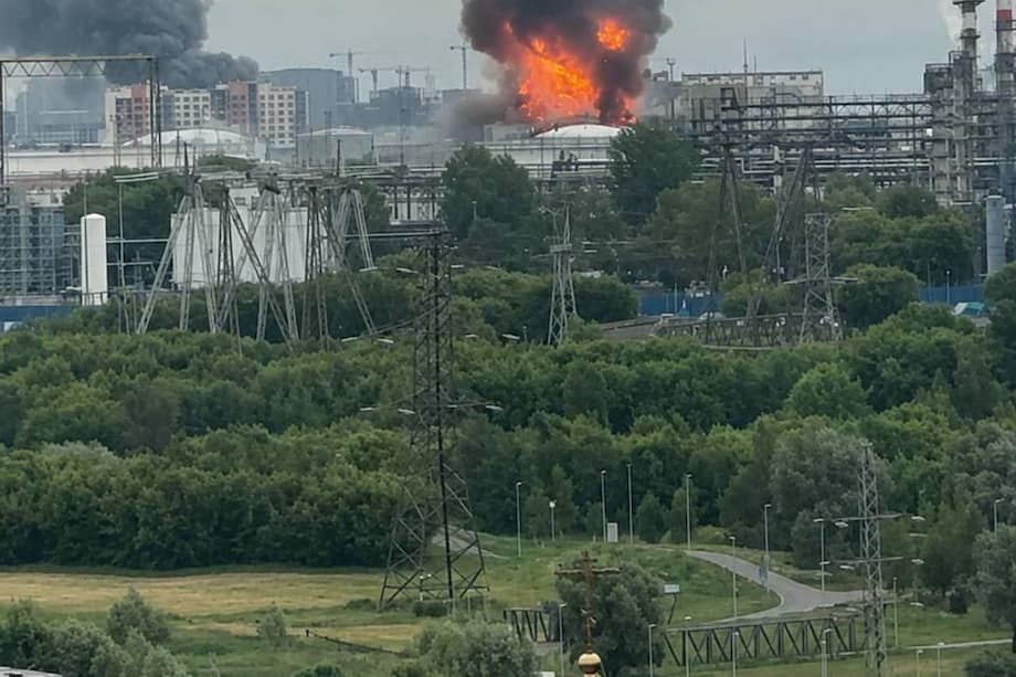 La refinería de Kapotnia, al sureste de Moscú, se incendió en las últimas horas debido a un ataque masivo de drones ucranianos contra la capital rusa.
