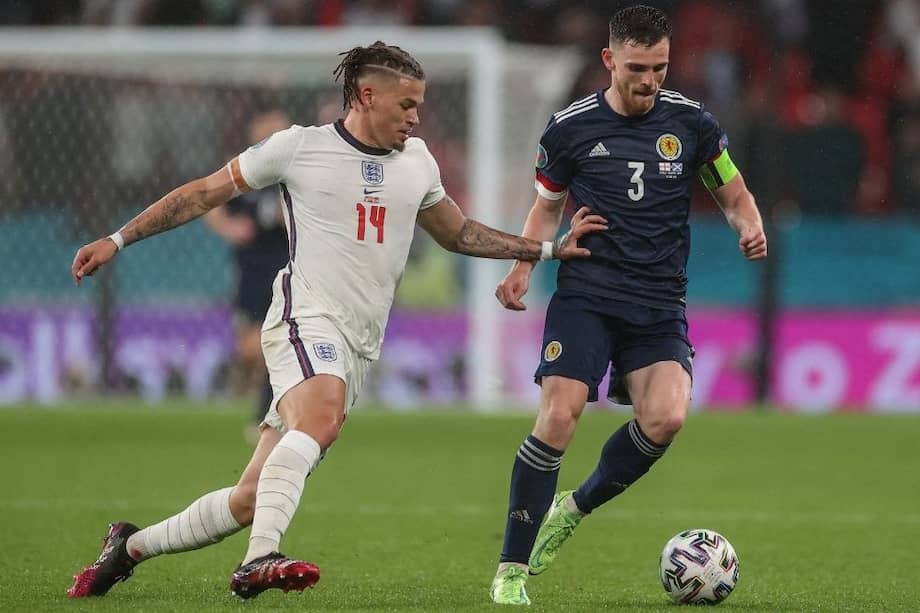 Kalvin Phillips (izquierda) y Andrew Robertson (derecha).