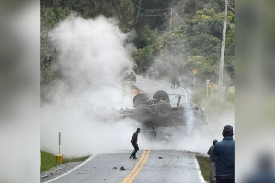 La vía permaneció cerrada durante varias horas. No se reportaron personas lesionadas.
