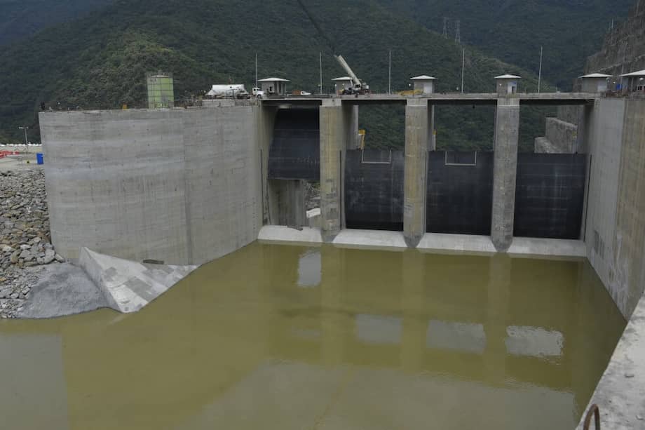 Las compuertas del vertedero vistas desde el lado del embalse.
/ Cortesía EPM