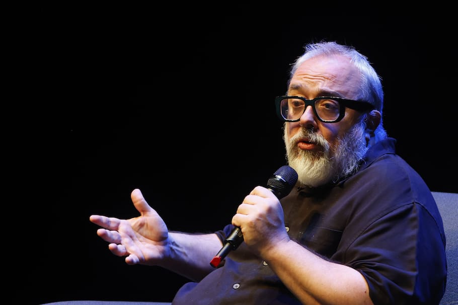 MEX501. GUADALAJARA (MÉXICO), 08/06/2024.- El director, productor y guionista de cine español Alex de la Iglesia participa en un conversatorio este sábado, durante el Festival Internacional de Cine de Guadalajara, en Guadalajara (México). El director español Álex de la Iglesia destacó este sábado en México que le interesan las historias imperfectas que permiten encontrar una fisura a la realidad, pero que también apuestan por el disfrute, la felicidad y la sobrevivencia. EFE/ Francisco Guasco