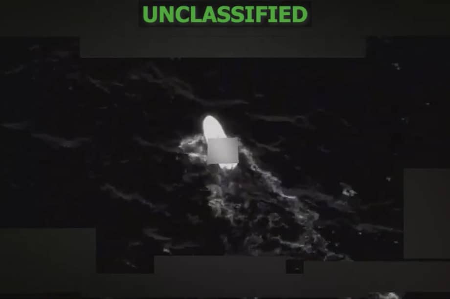 Captura de video tomada de la cuenta oficial de la red social X @Southcom del Comando Sur de los Estados Unidos que muestra el ataque a una embarcación este martes, en aguas internacionales.