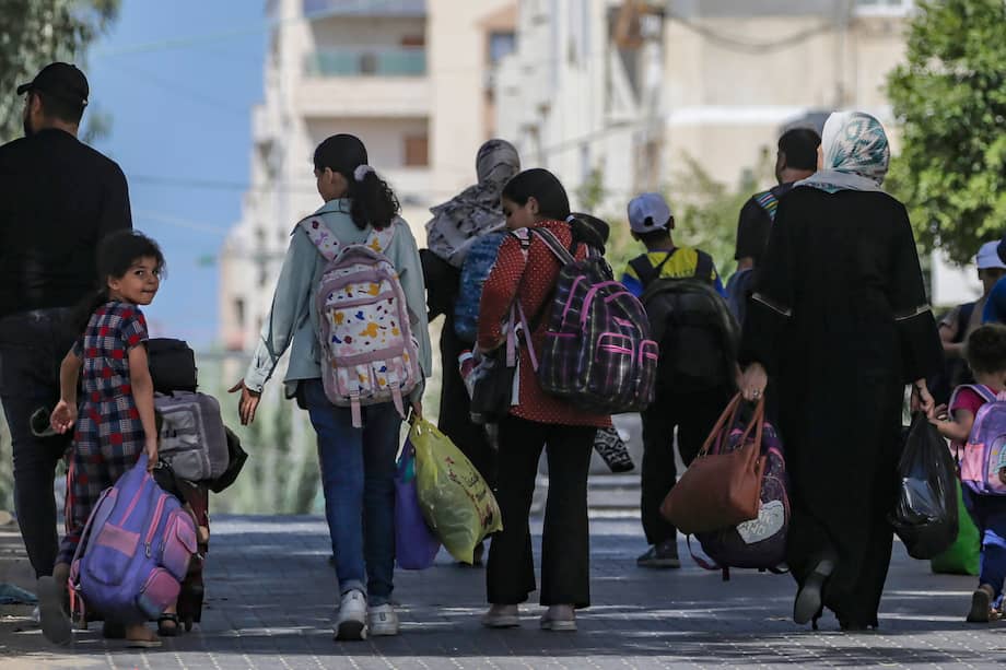 Miles de personas están evacuando el norte de Gaza tras la orden de Israel.