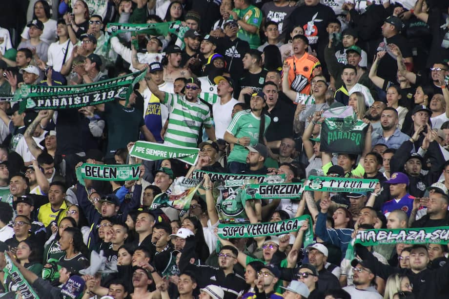 Hinchada de Atlético Nacional presente en el estadio El Campín de Bogotá en el partido de vuelta de la fase 1B de la Copa Betplay entre Tigres y el club Verdolaga.