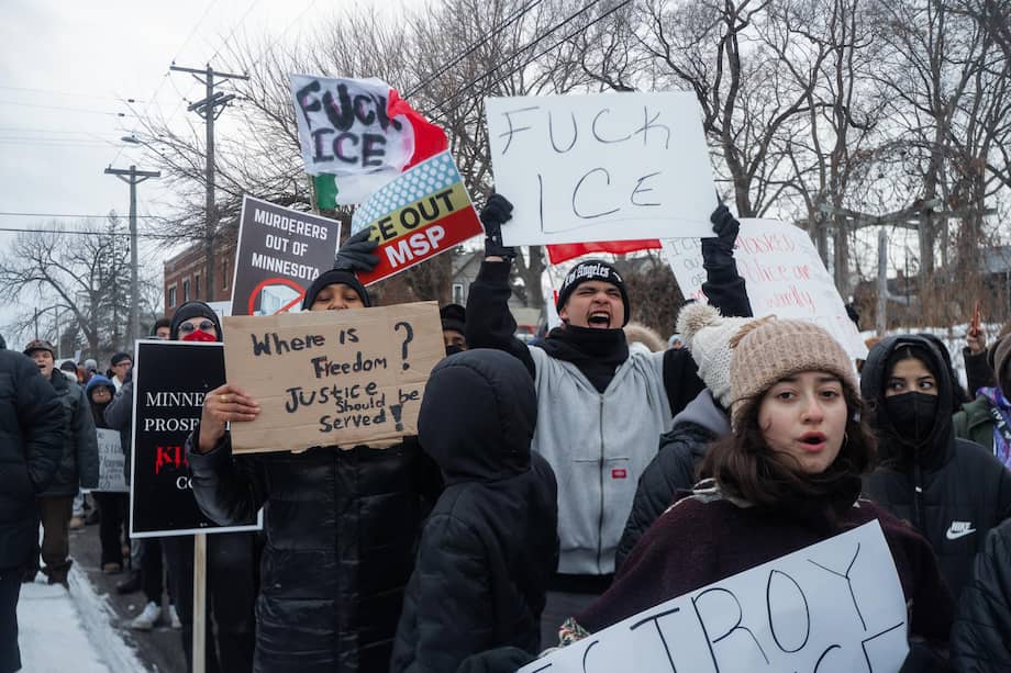 Manifestantes gritan y levantan carteles durante una protesta tras el tiroteo fatal de Renee Nicole Good en Minneapolis, Minnesota, EE. UU., el 10 de enero de 2026.