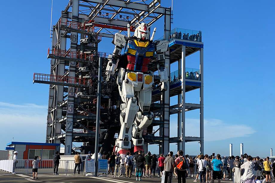 Gundam Factory en Yokohama, con el robot de 18 metros de altura.