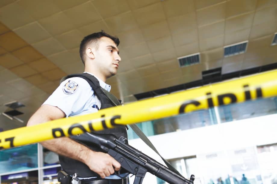 La Policía está en estado de máxima alerta en el aeropuerto internacional de Estambul. / EFE