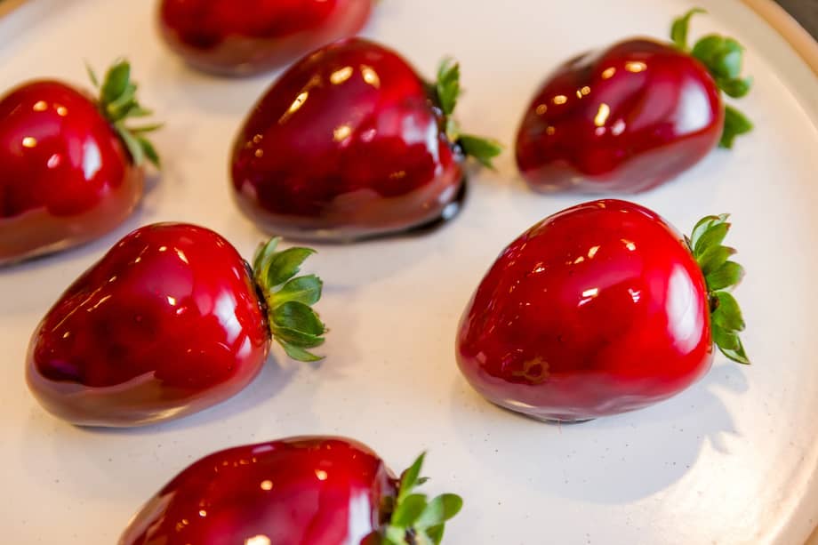 Estas fresas del amor puedes cubrirlas con brigadeiro y caramelo crujiente.