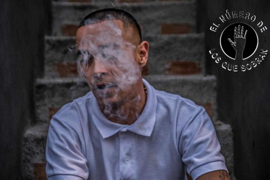 Los jóvenes muchas veces sirven de escoltas y suelen traer jeans, tenis, la piel del torso y de los brazos manchados con tatuajes fabricados por un pulso burdo.
/ Santiago Mesa | VICE Colombia