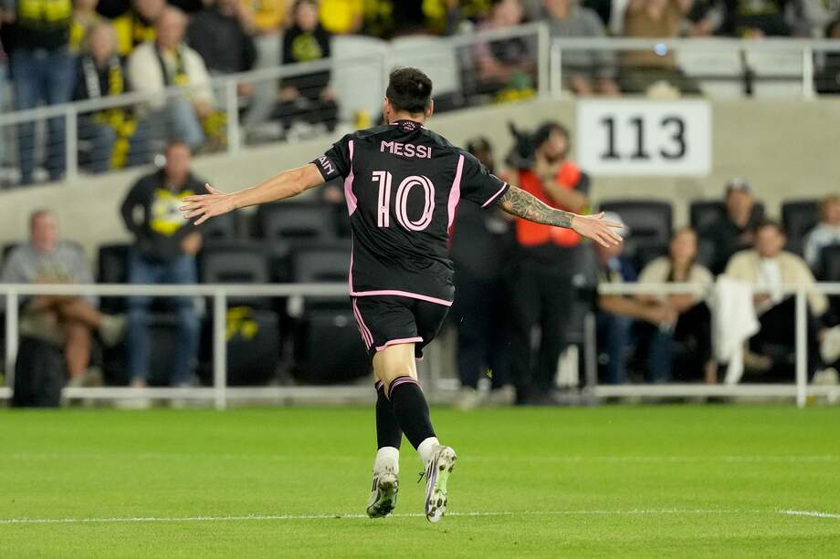 Lionel Messi #10 del Inter Miami CF celebra un gol durante la primera mitad contra el Columbus Crew en Lower.com Field el 02 de octubre de 2024 en Columbus, Ohio.