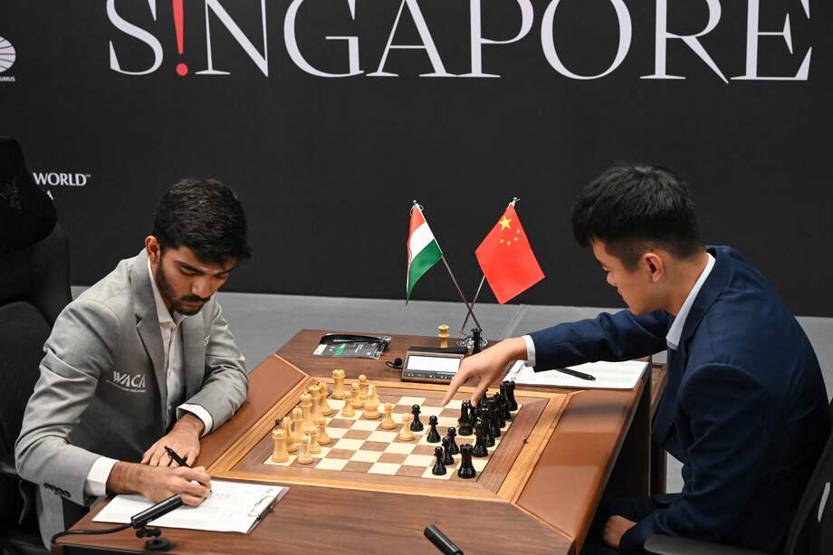 El gran maestro de ajedrez de China Ding Liren (derecha) y el gran maestro de ajedrez de la India Gukesh Dommaraju (izquierda) compiten durante el inicio del Campeonato Mundial de Ajedrez de la FIDE en Singapur el 25 de noviembre de 2024.