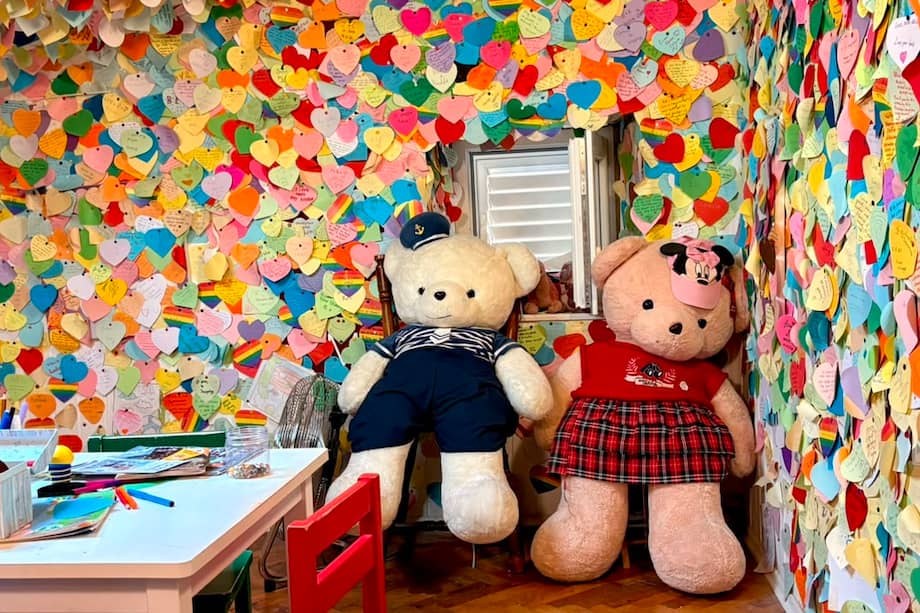 Dos peluches acompañan el cuarto de corazones del Museo de Historias de Amor de Dubrovnik, donde visitantes de distintos países dejan mensajes escritos en papel.