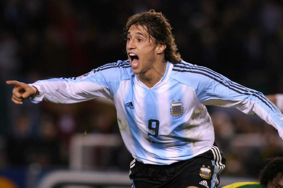 Hernán Crespo celebra uno de los goles que anotó con la selección argentina. / Archivo