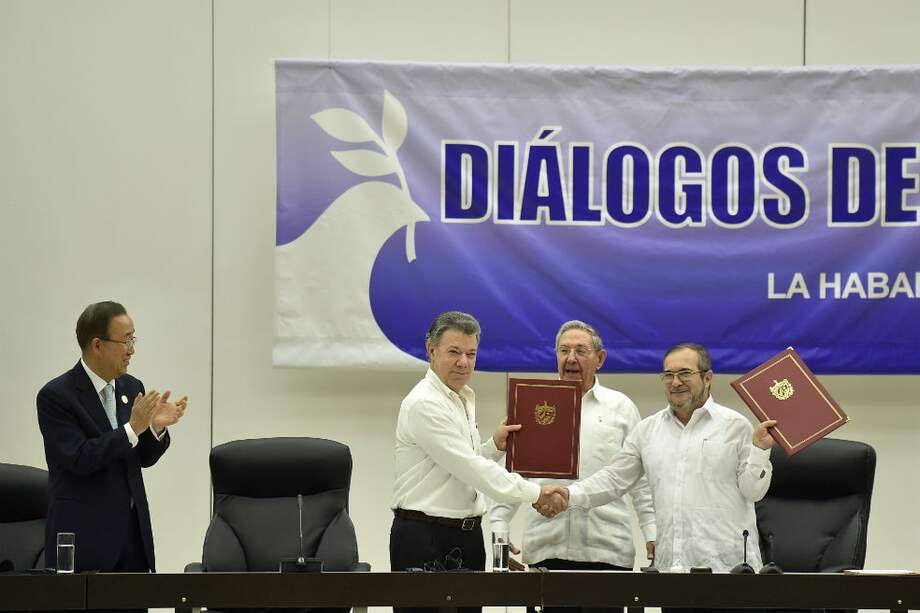 El cese el fuego, suscrito por Juan Manuel Santos y Rodrigo Londoño en La Habana, penúltimo paso antes del acuerdo definitivo de paz. / / EFE
