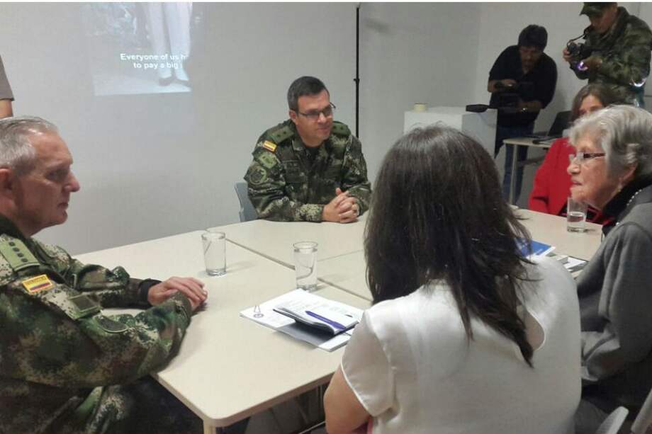 El general Alberto Mejía (izq) con Fabiola Lalinde. / Foto: twitter Centro de Memoria Histórica