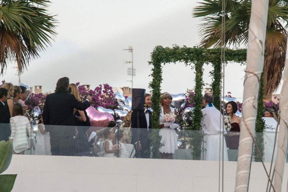 El dj y productor internacional, David Guetta y su esposa, Cathy, durante la celebración de su 20 aniversario de boda en la exclusica discoteca Lío de Ibiza. / Efe.