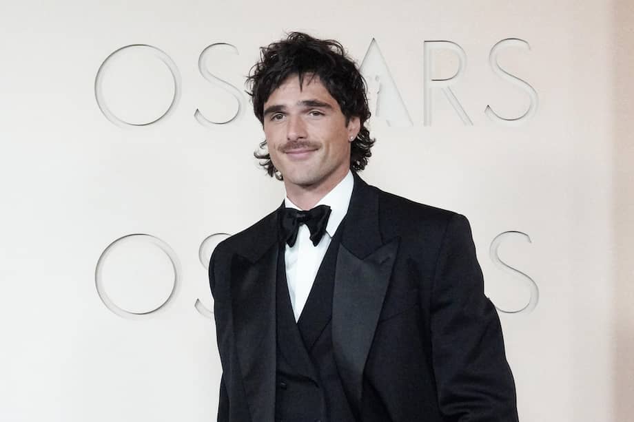 En la imagen, el actor aparece abrazando a la peluda, quien cierra los ojos con aparente emoción. EFE/ Ómar Alonso