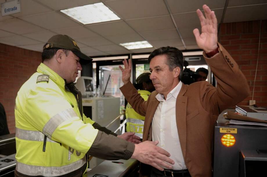Roberto Prieto a su llegada a los juzgados de Paloquemao, en Bogotá. / Mauricio Alvarado - El Espectador