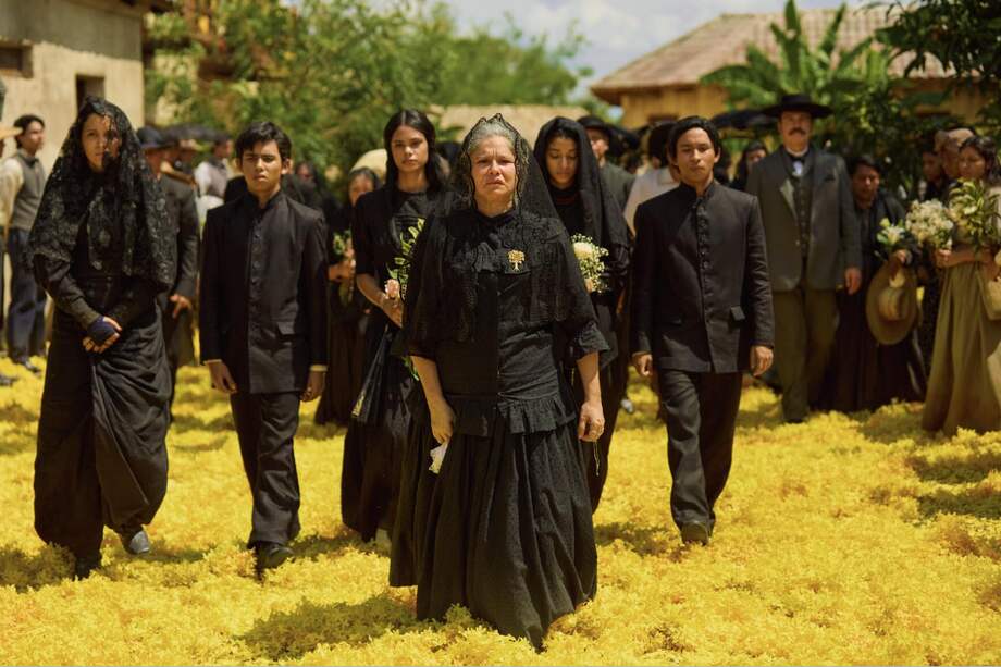 "Una cosa es el lenguaje literario que tiene la hermosa prosa del autor, sin muchos diálogos, y otro el audiovisual o televisivo a base de imágenes, paisajes y actores": Óscar Alarcón.