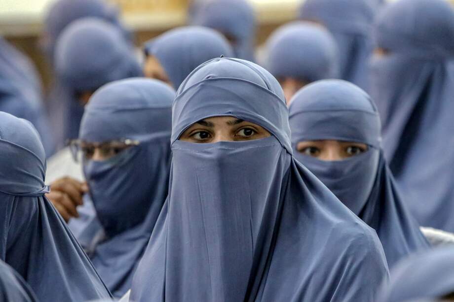 Estudiantes asisten a una ceremonia de graduación para niñas afganas en la Escuela Religiosa Sheikh Abdul Qadir Jilani en Kabul, Afganistán, el 23 de enero de 2025.