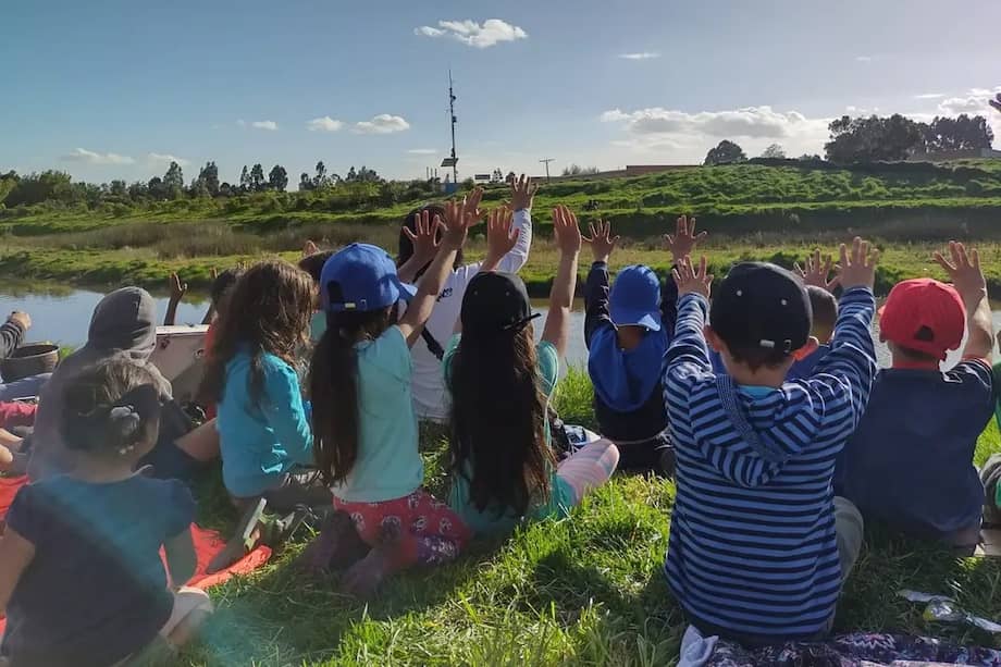 Suba es una de las cinco localidades donde bordea este afluente. Aquí los alumnos de la Escuela al lado del Río Bogotá.