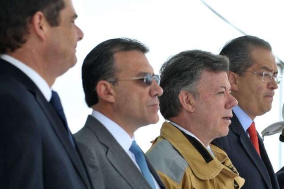 El presidente del Senado, Roy Barreras, junto al presidente Juan Manuel Santos, y los ministros del Interior, Fernando Carrillo; y de Vivienda, Germán Vargas Lleras. Foto: Felipe Ariza - SIG