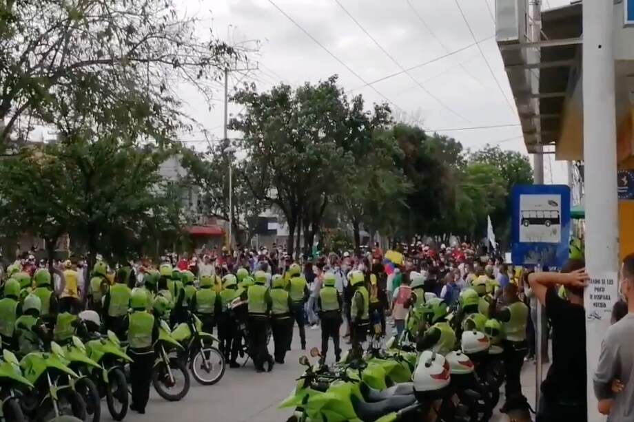 Cientos de personas piden que el partido se cancele dada la situación social que vive el país.