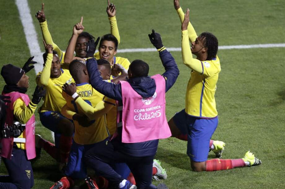 Los jugadores de Ecuador celebran uno de los goles de su selección ante México. Foto: AFP