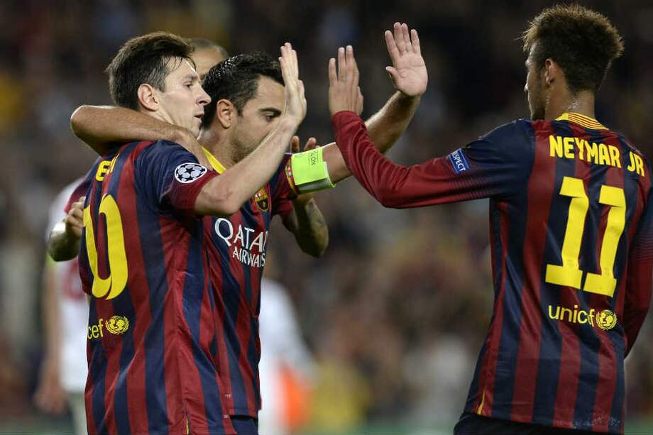 Messi celebra junto a Neymar y Xavi Hernández. / AFP