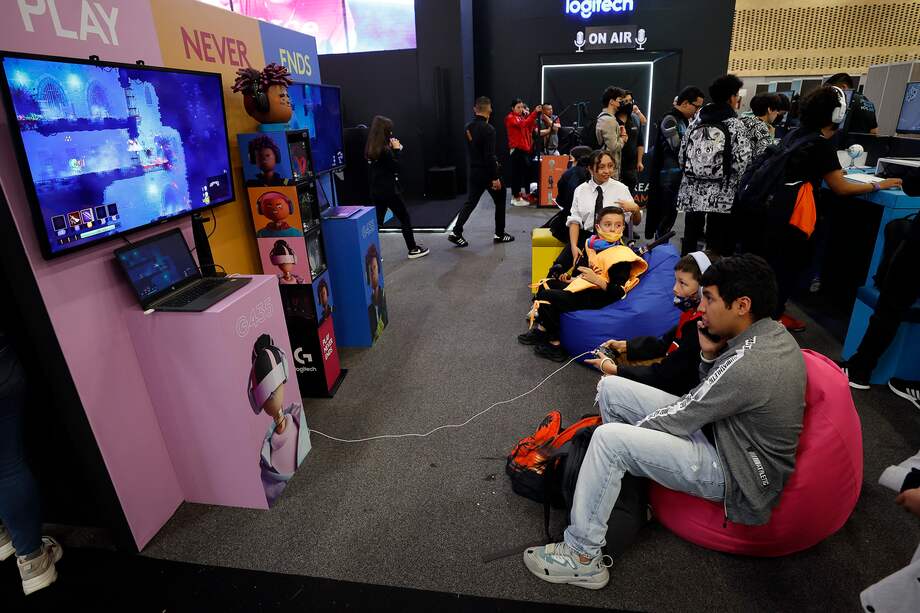 AME4349. BOGOTÁ (COLOMBIA), 13/10/2022.- Personas se entretienen hoy en la jornada inaugural del Salón del Ocio y la Fantasía (SOFA 2022) en Corferias, en Bogotá (Colombia). El SOFA se celebrará hasta el 17 de octubre en la capital colombiana después de tres años sin poderse realizar debido a la pandemia. EFE/ Mauricio Dueñas Castañeda