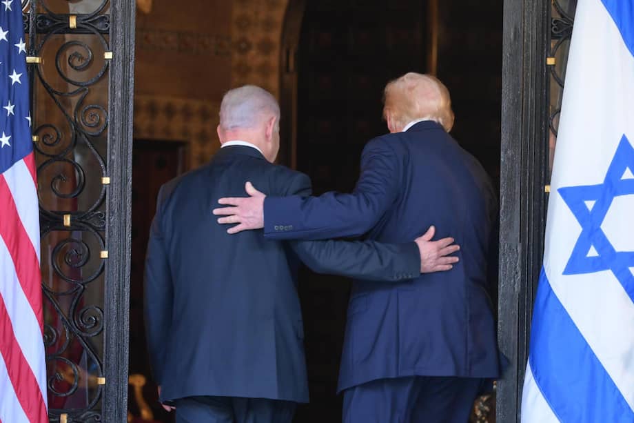 Fotografía cedida por la oficina del primer ministro israelí muestra a Donald Trump ingresando a una reunión junto a Benjamín Netanyahu en Miami.