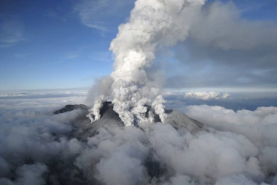 Fotografía aérea facilitada por el Ministerio japonés de Fomento y Transporte, que muestra la evacuación del volcán Ontake el sábado 27 de septiembre de 2014.