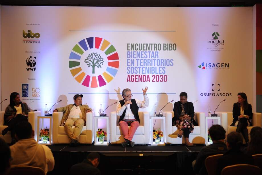 De izquierda a derecha: Carmen Candelo, de WWF; Jorge Eliécer Marín, presidente de Corpoamén, Juan Camilo Cárdenas, decano de la Facultad de Economía de la U. de los Andes; Mabel Torres, directora regional del Chocó del ICBF, y Paola Bernal, directora de los ODS de Colombia para el Minambiente. / Foto: Mauricio Alvarado