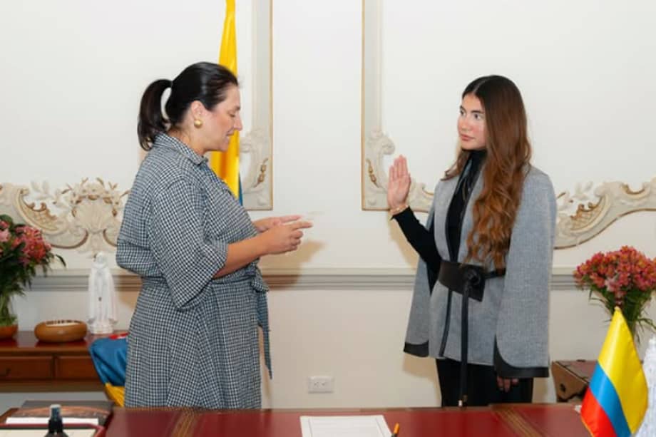 Paola Holguín y Gissella Rueda durante el nombramiento como secretaria general del Ministerio de las Culturas.
