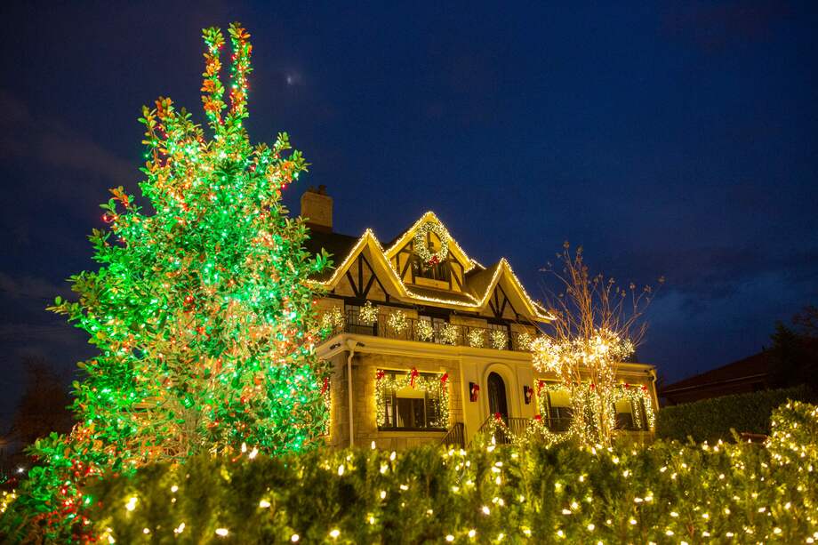 Las luces y adornos navideños se exhiben en una casa en el barrio de Dyker Heights de Brooklyn, Nueva York.