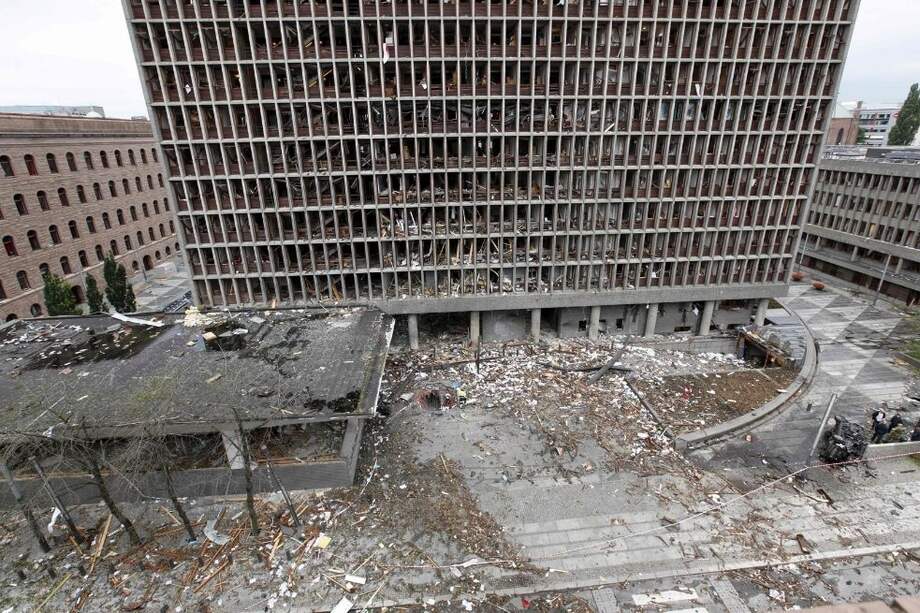 El edificio del primer ministro de Noruega tras la explosión de un coche bomba el 22 de julio de 2011.