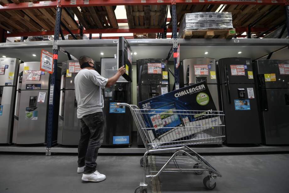 Los hogares ajustan al alza su gasto en elementos de aseo y en domicilios de una manera moderada.