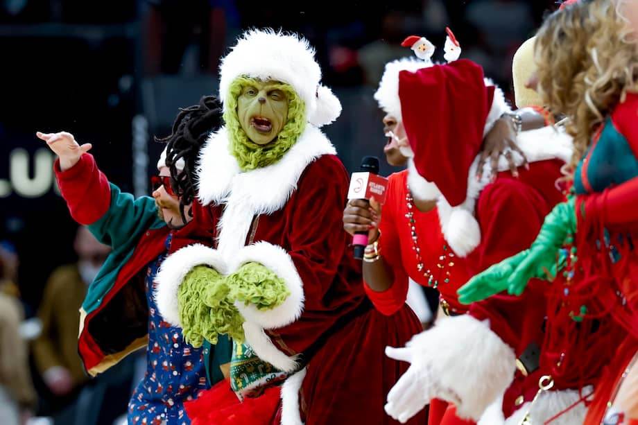 El Grinch junto a otros personajes de la Navidad durante el tiempo fuera de la segunda mitad del partido de NBA entre los Chicago Bulls y Atlanta Hawks.
