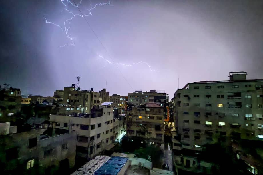 Descargas eléctricas iluminan el cielo de la Ciudad de Gaza
