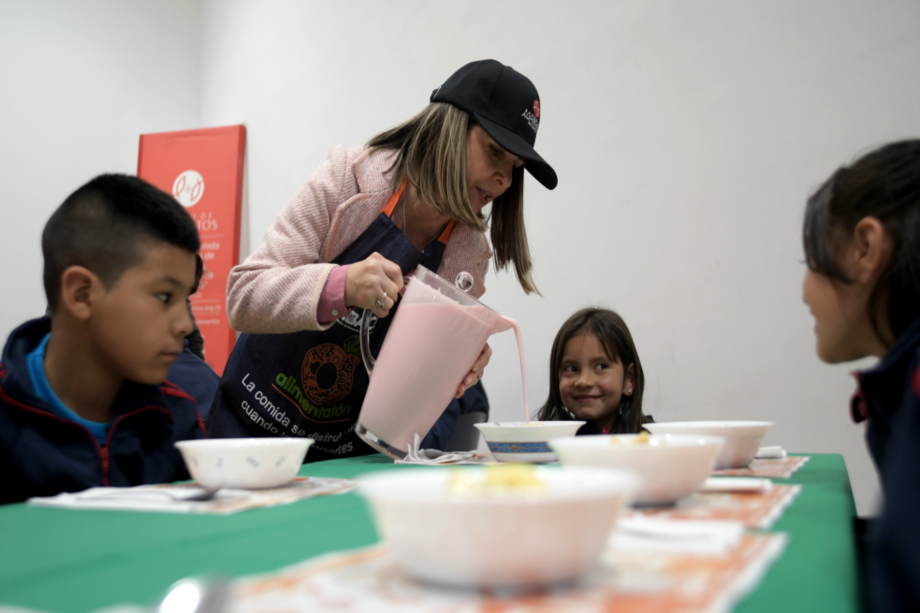 Adriana Arango, periodista y empresaria, ayudó al Banco de Alimentos en Bogotá para alimentar los niños de la fundación Rompiendo Cadenas durante el lanzamiento de Alimentatón. / Oscar Pérez