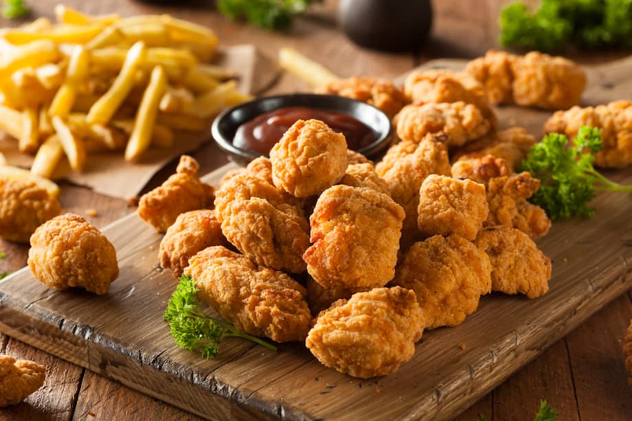 Baña estas crispetas de pollo con salsa BBQ, rosada o con un buen hogao colombiano.