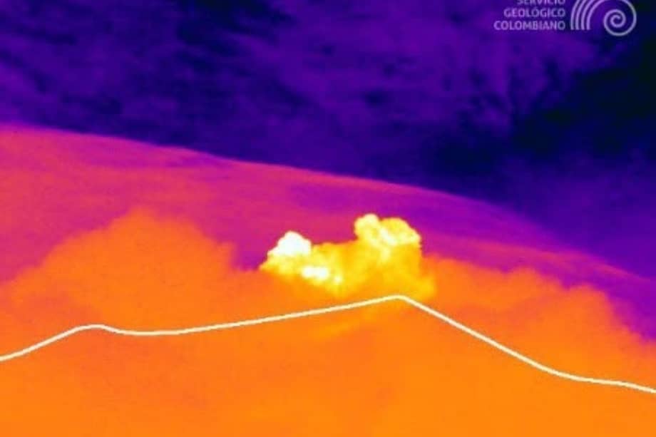 Este es el registro de la cámara térmica ubicada 2,2 km al norte del volcán Puracé, que muestra el contorno del volcán Puracé delineado de color blanco, y una emisión de ceniza registrada el 5 de septiembre.
