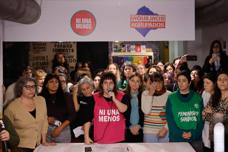 Representantes del colectivo Ni una Menos participan en una rueda de prensa tras confirmarse el feminicidio de una menor de 14 años en Córdoba.