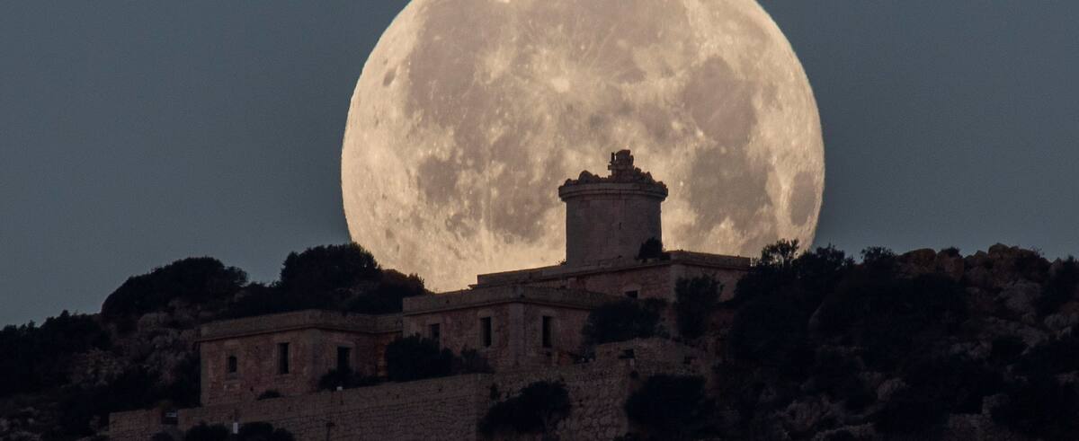 La luna llena en Tauro vendrá con una fuerza que todos los signos podrán sentir. Te contamos cómo te afectará. EFE/Cati Cladera