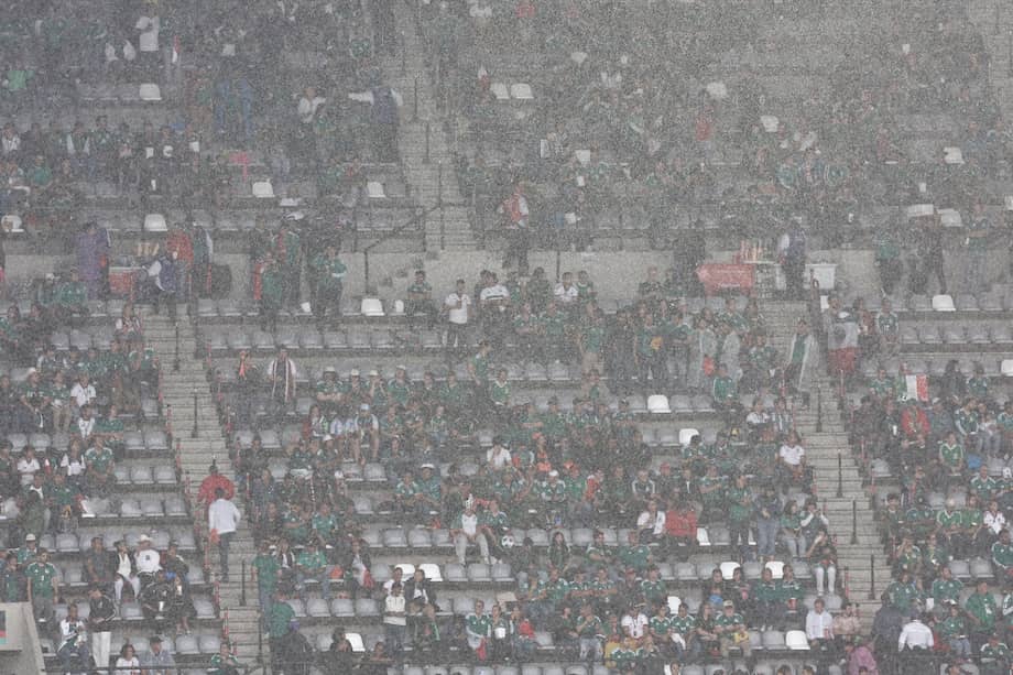 Méxicanos dentro del Estadio Azteca mientras se produce un tormenta eléctrica previo al duelo por los octavos de final del Mundial 2026 entre México e Inglaterra este domingo 5 de julio.