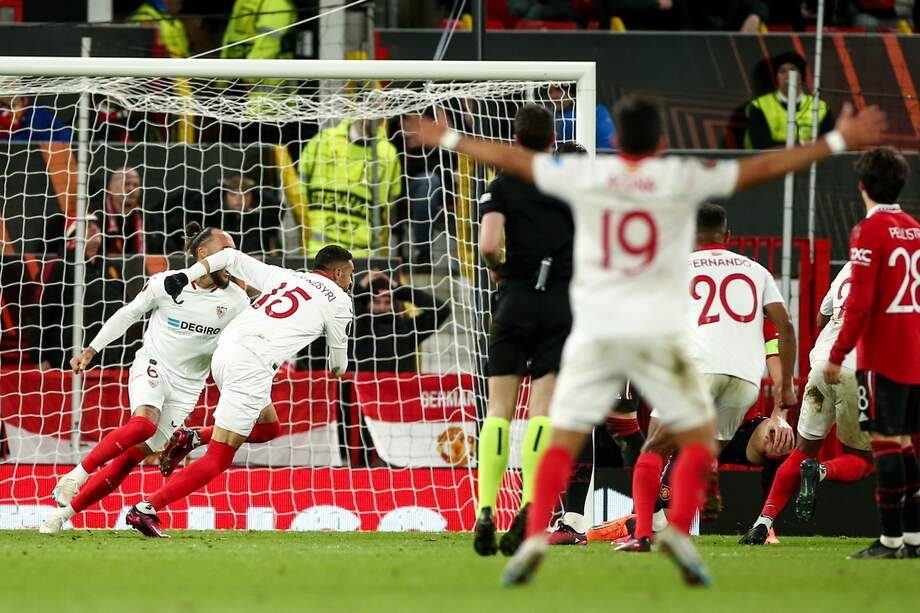 Manchester (United Kingdom), 13/04/2023.- Sevilla's Youssef En-Nesyri (2-L) celebrates after the 2-2 goal was scored during the UEFA Europa League quarter final first leg soccer match between Manchester United and Sevilla FC in Manchester, Britain, 13 April 2023. (Reino Unido) EFE/EPA/ADAM VAUGHAN